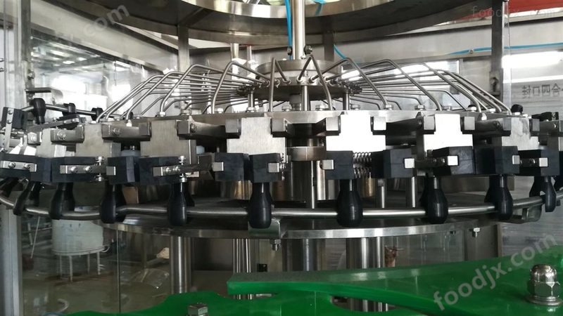 以下是一些在食品饮料行业具有较高知名度和良好口碑的品牌：